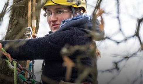 Eine Frau, die einen Schutzhelm und eine Brille trägt.